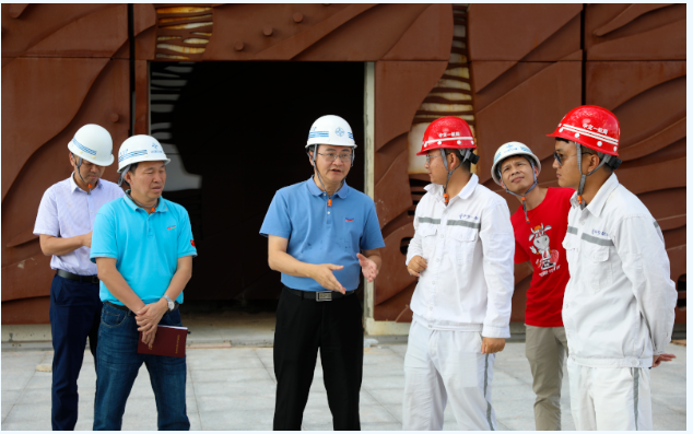 歡迎三沙市市委常委，市長(zhǎng)鄧忠蒞臨我司承接的三沙廣場(chǎng)項(xiàng)目，三沙文體館項(xiàng)目現(xiàn)場(chǎng)調(diào)研并指導(dǎo)